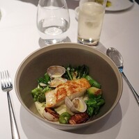 アルカナ 東京 - |  Poisson  |
                    鮮魚のポアレと浅利　菜花と白ワインのソース
                    パースニップのピュレ