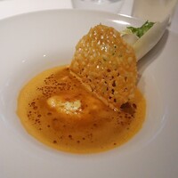 アルカナ 東京 - |  Entree  |
                    オマール海老のビスクとサラダオマール
                    カリフラワーのクリームとエメンタールチーズのクルスティアン