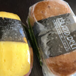 MUSUBI CAFE IYASUME Waikiki Beach Walk - 左ムスビカフェ、右ABC