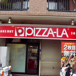 ピザーラ - お店正面　駐車スペースが2台分しかない（2023年6月）