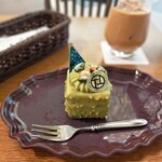 TOOTHTOOTH PATISSERIE＆CAFE - 中はカスタードと生クリームとあわせたムース食感のピスタチオ。それをピスタチオチョコでコーティング。クリスマス限定商品。普段も食べたい〜。