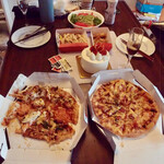 ピザーラ - テーブル上のホールケーキとピザ（2023年6月）