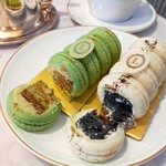 LADUREE - てっきりマカロンがくっついてチョココーティングされたものと思いこみ。
                      違うー！！普通のケーキ笑　完全なリサーチ不足でした。