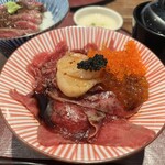 Wagyuu San Shimai - ホタテ・魚卵3種乗せ炙りユッケ丼