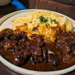 ワイガヤ - スフレオムレツの牛スジ赤ワイン煮込みソースがけ