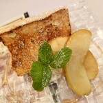 壁の穴 - ドルチェは、焼きシフォンケーキ りんご添えを！ケーキもりんごもバーナーで焼かれて温かく、美味しい♪