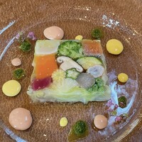 Bistronomie octobre - ⚪︎オードブル
                    キャベツで巻いた旬の海の幸（ホタテ、海老etc）　11種類の箱根西麓野菜のテリーヌ（ガトー仕立て）