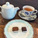 エクチュア - プラリネセットとショコラティー　プラリネセットは好きなチョコ2個を選べるセット。エクチュア（左）とバニラ（右）を選択
            。口溶けよくてとろ甘♪