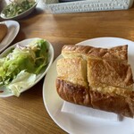 レストラン ブル - バターの染みた外カリ中フワのパン
