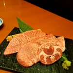 焼肉芝浦 - ⚫和牛タン、タンすじ
            ⚫特選部位3種（サーロイン、みすじ、トモサンカク）