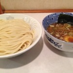 頑者 - 味玉つけめん、大盛り！  今週もイイね。寒くなったきたし、つけあつにしてもらえば良かったかな。スープ割りももらって満腹。  