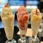 アニバーサリー - ラ・フランスのパフェ
佐賀産いちごのパフェ
マスクメロンと赤肉メロンのパフェ