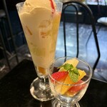 アニバーサリー - マスクメロンと赤肉メロンのパフェ　1,300円