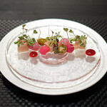 Élan - ランチコース 5832円 の長崎の生のかじきまぐろ 赤い野菜 岩手の八幡平ポーク