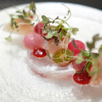 Élan - ランチコース 5832円 の長崎の生のかじきまぐろ 赤い野菜 岩手の八幡平ポーク