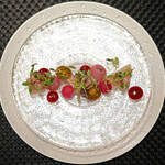 Élan - ランチコース 5832円 の長崎の生のかじきまぐろ 赤い野菜 岩手の八幡平ポーク