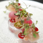 Élan - ランチコース 5832円 の長崎の生のかじきまぐろ 赤い野菜 岩手の八幡平ポーク