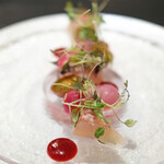 Élan - ランチコース 5832円 の長崎の生のかじきまぐろ 赤い野菜 岩手の八幡平ポーク