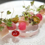 Élan - ランチコース 5832円 の長崎の生のかじきまぐろ 赤い野菜 岩手の八幡平ポーク