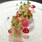 Élan - ランチコース 5832円 の長崎の生のかじきまぐろ 赤い野菜 岩手の八幡平ポーク