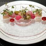 Élan - ランチコース 5832円 の長崎の生のかじきまぐろ 赤い野菜 岩手の八幡平ポーク