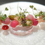 Élan - ランチコース 5832円 の長崎の生のかじきまぐろ 赤い野菜 岩手の八幡平ポーク