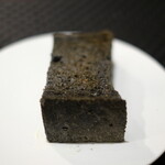 Élan - ランチコース 5832円 のパン3品目 黒炭キューブパン