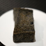 Élan - ランチコース 5832円 のパン3品目 黒炭キューブパン