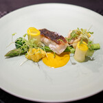Élan - ランチコース 5832円 の長崎の天然ひらめ 黄色と緑の野菜 たもぎ茸 サフラン