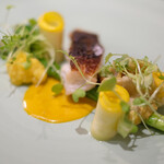 Élan - ランチコース 5832円 の長崎の天然ひらめ 黄色と緑の野菜 たもぎ茸 サフラン