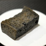Élan - ランチコース 5832円 のパン3品目 黒炭キューブパン