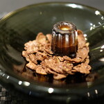 Élan - ランチコース 5832円 のカヌレ・ド・ボルドー ビターチョコレートのコーンフレーク