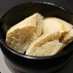 Élan - ランチコース 5832円 のパン2品目 石焼きパン