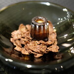 Élan - ランチコース 5832円 のカヌレ・ド・ボルドー ビターチョコレートのコーンフレーク