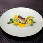 Élan - ランチコース 5832円 の長崎の天然ひらめ 黄色と緑の野菜 たもぎ茸 サフラン