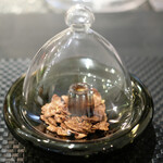 Élan - ランチコース 5832円 のカヌレ・ド・ボルドー ビターチョコレートのコーンフレーク