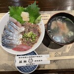 鮪蔵 - サバなめろう丼、金目あら汁付き