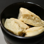 Élan - ランチコース 5832円 のパン2品目 石焼きパン