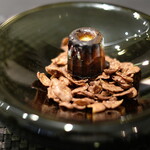 Élan - ランチコース 5832円 のカヌレ・ド・ボルドー ビターチョコレートのコーンフレーク