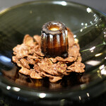 Élan - ランチコース 5832円 のカヌレ・ド・ボルドー ビターチョコレートのコーンフレーク