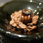 Élan - ランチコース 5832円 のカヌレ・ド・ボルドー ビターチョコレートのコーンフレーク