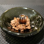 Élan - ランチコース 5832円 のカヌレ・ド・ボルドー ビターチョコレートのコーンフレーク