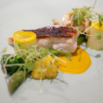 Élan - ランチコース 5832円 の長崎の天然ひらめ 黄色と緑の野菜 たもぎ茸 サフラン