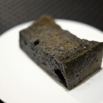 Élan - ランチコース 5832円 のパン3品目 黒炭キューブパン