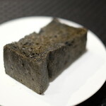 Élan - ランチコース 5832円 のパン3品目 黒炭キューブパン