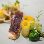 Élan - ランチコース 5832円 の長崎の天然ひらめ 黄色と緑の野菜 たもぎ茸 サフラン