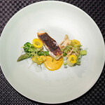 Élan - ランチコース 5832円 の長崎の天然ひらめ 黄色と緑の野菜 たもぎ茸 サフラン