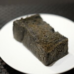 Élan - ランチコース 5832円 のパン3品目 黒炭キューブパン