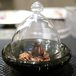 Élan - ランチコース 5832円 のカヌレ・ド・ボルドー ビターチョコレートのコーンフレーク