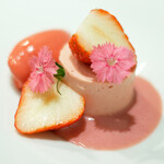 Élan - ランチコース 5832円 の有機栽培イチゴのひのひかり フロマージュブラン